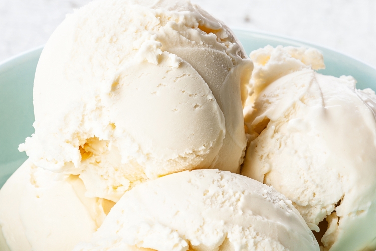 Faça sorvete de baunilha caseiro: simples, delicioso e com apenas 4 ingredientes. Perfeito para refrescar qualquer dia!