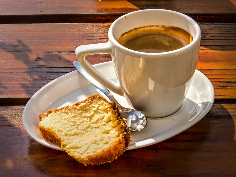 Aprecie a harmonia entre café e bolo: combinação clássica que transforma momentos simples em experiências especiais. Perfeito para qualquer ocasião!